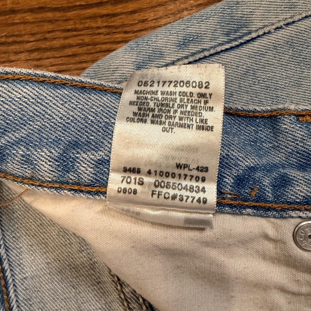 Vintage Levi's 550 Relaxed Fit Tapered Leg Jeans 33x34 Light Wash Blue‎ Denim - Picture 13 of 13